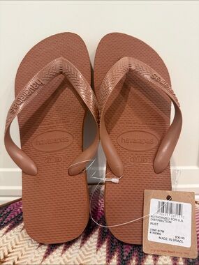 Havaianas Flip Flops in Rust Brown